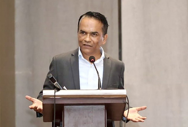 गभर्नर विश्व पौडेलमाथि नैतिकताको प्रश्न : अर्थमन्त्री रोकिँदा उनी चाहिँ किन वासिङ्टन उड्न खोज्दैछन् ?