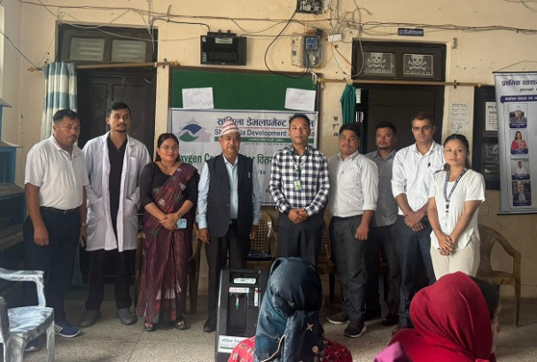 सांग्रिला डेभलपमेन्ट बैंकद्वारा रोल्पाको प्राथमिक स्वास्थ्य केन्द्रलाई अक्सिजन कन्सेन्ट्रेटर हस्तान्तरण