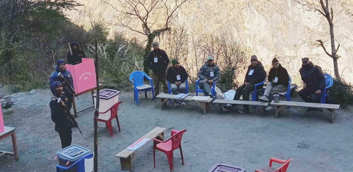 दार्चुलामा मतदान बहिष्कार, दुधिला मावि केन्द्रमा कर्मचारी मतदाता कुरेको कुर्यै