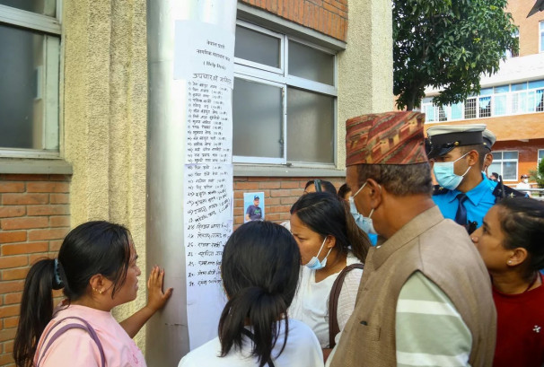 शिक्षण अस्पतालको भित्ताभरि बेपत्ताका तस्बिर, आफन्त खोज्दै परिवारको भीड