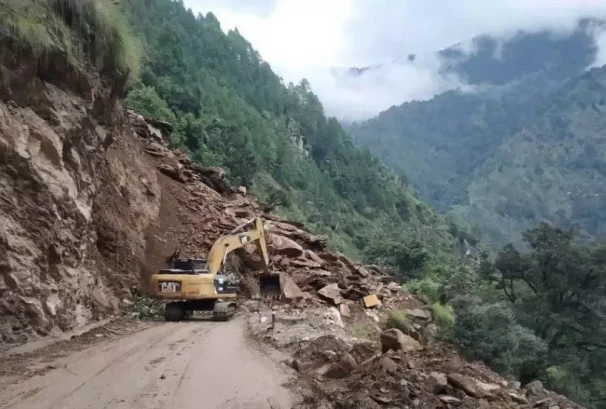 लगातार वर्षाले देशभरका राजमार्ग प्रभावित, कतिपय सडक पूर्ण रुपमा बन्द