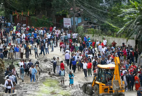 फेरि बाढी आउने सूचनापछि नुवाकोटको ढुंगे बजार खाली गराउँदै प्रहरी
