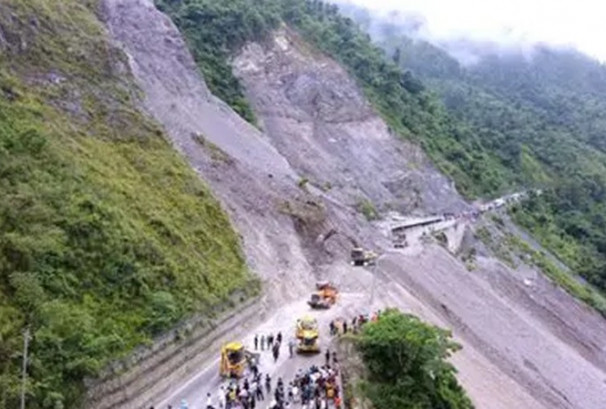 बाढीपहिरोको जोखिम बढेपछि विभिन्न राजमार्गमा राति सवारी आवागमन बन्द