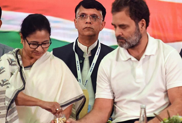 टीएमसीमा संकट गहिरिँदै, ठूलो विभाजनतर्फ पार्टी, बनर्जीलाई कांग्रेसमा विलयको प्रस्ताव