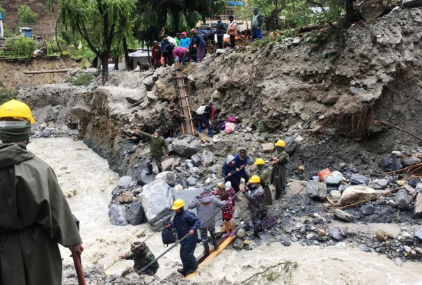 बाढी–पहिरोले मनाङ सदरमुकाम चामे तहसनहस, जङ्गलतिर भागेर ज्यान जोगाएको स्थानीयको भनाई