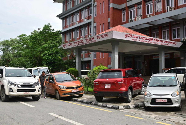 सिंहदरबारमै ट्राफिक नियमको धज्जी, फुटपाथदेखि सडकसम्म पार्किङ