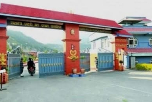भोटेकोशी बाढीमा ज्यान गुमाएका र बेपत्ता सशस्त्र प्रहरीका परिवार भेट्न पुगे महानिरीक्षक पौडेल