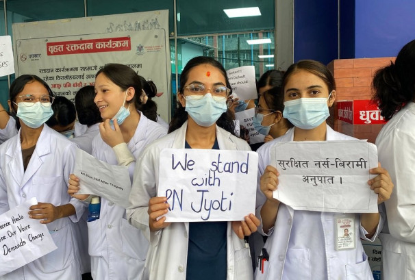 नर्सका माग सम्बोधन गर्न सरकारलाई दबाब, वीर अस्पतालअगाडि प्रदर्शन