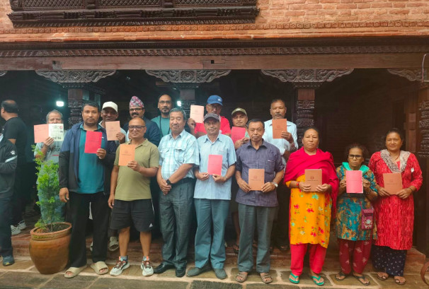 नापजाँच सकिएको चार वर्षपछि भक्तपुरका ४२१ परिवारले पाए लालपुर्जा