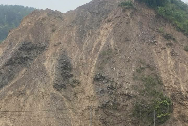 बन्चरेडाँडा जाने सडकमा पहिरो, फोहोर बोकेका गाडी बाटोमै रोकिए