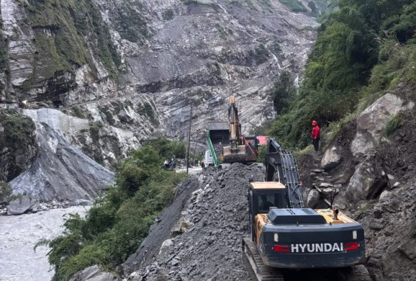 बाढीले विच्छेद डुम्रे–बेँसीसहर–चामे सडक शुक्रबारसम्म सञ्चालनमा ल्याउने तयारी