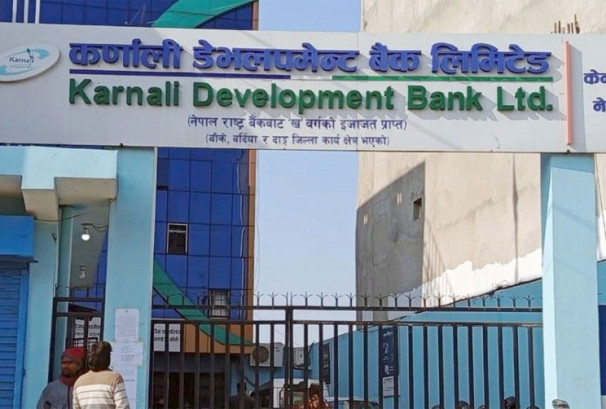 कर्णाली डेभलपमेन्ट बैंक घोटाला प्रकरणः तत्कालीन सीईओसहित तीन जना पक्राउ