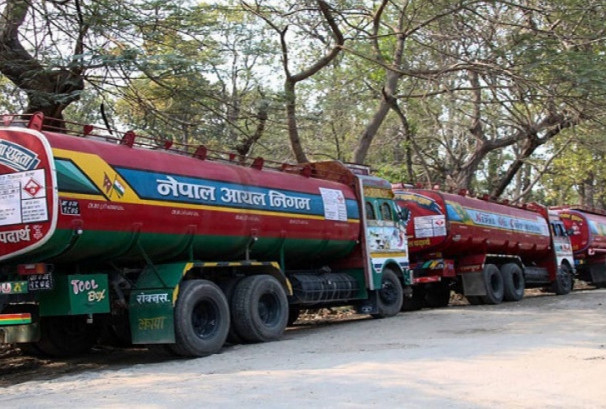 बाइरोडको बाटो हुँदै काठमाण्डौमा पेट्रोलियम पदार्थ ल्याइँदै