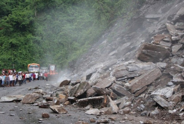 बाढी पहिरोका कारण देशका विभिन्न सडक अवरुद्ध, यात्रामा सतर्कता अपनाउन आग्रह