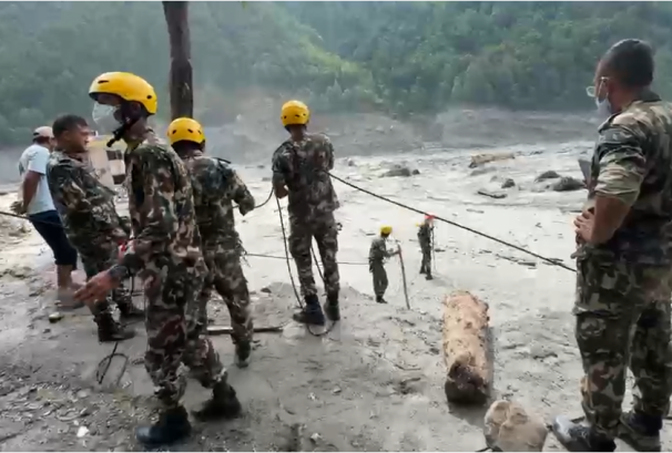 भोटेकोशी बाढीः तीन हजारभन्दा बढीको उद्धार, १,५५८ जनाको खोजतलासका लागि निवेदन