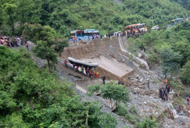 चितवन बस दुर्घटनामा ज्यान गुमाएका र बेपत्ताका परिवारलाई २ लाखका दरले राहत दिन सिफारिस