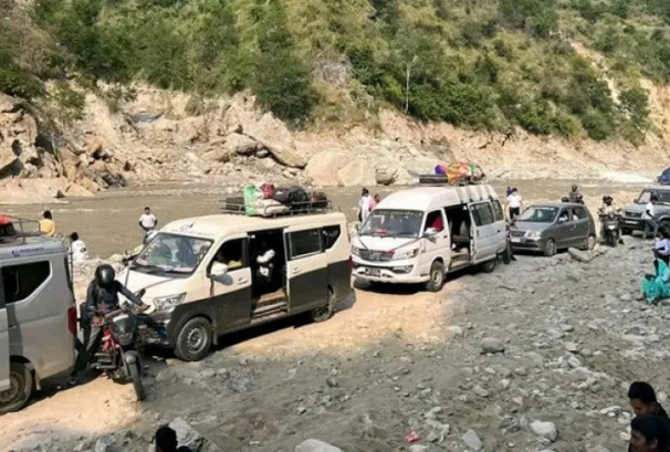 अविरल वर्षापछि देशभर सडक सञ्जाल प्रभावित, प्रमुख राजमार्गमा आवागमन अवरुद्ध