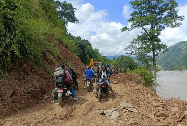 बाढीले टुटाएको सडक सम्पर्क पुनः जोडियो, त्रिशूलीपारि वैकल्पिक बाटो सञ्चालनमा