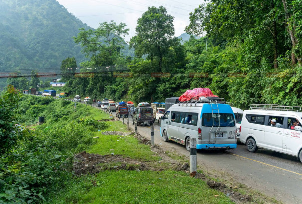 कृष्णभीर पहिरोको मार वैकल्पिक सडकमा, ३ घण्टाको हेटौँडा–काठमाडौँ यात्रा ५ घण्टासम्म