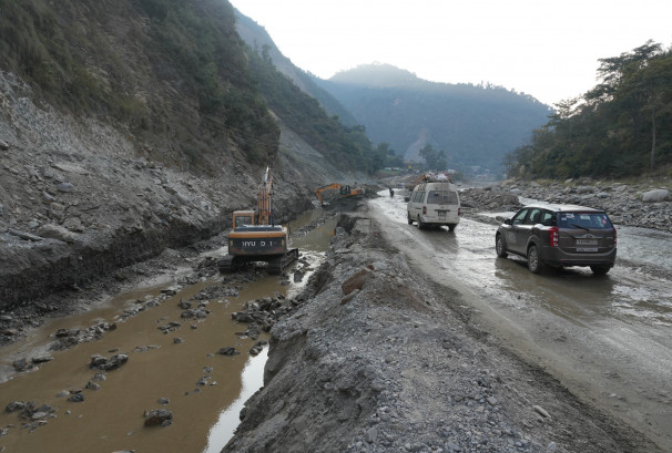 लगातारको वर्षा र पहिरोले देशभरका प्रमुख राजमार्ग प्रभावित, आवागमन अवरुद्ध
