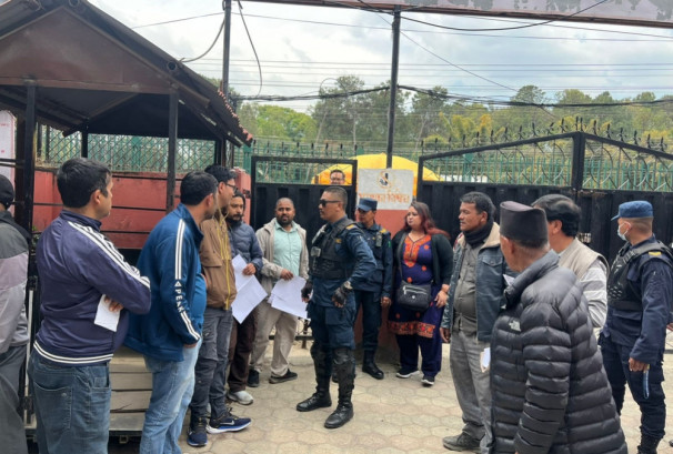 सरकारी सेवा केन्द्रमै ‘दलाली’ धन्दा, प्रहरी एक्सनमा ३२ जना समातिए