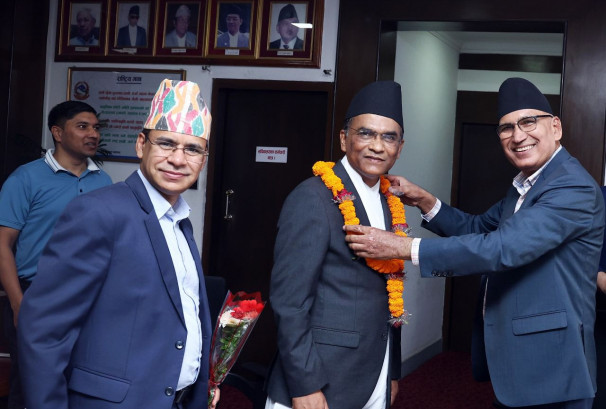 अर्थमन्त्रीसँग गभर्नरको भेट, राष्ट्र बैंकको सुपरीवेक्षकीय क्षमता बढाइने