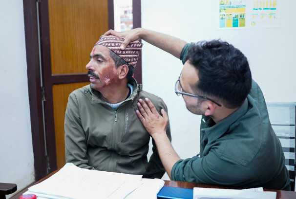 सुर्खेतमा नबिलको निःशुल्क जलन उपचार शिविर, ५० बढी पीडितलाई राहत