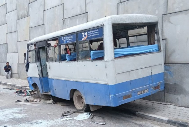 ग्वार्को फ्लाईओभरमा बस दुर्घटना, एक महिलाको मृत्यु, ६ जना घाइते