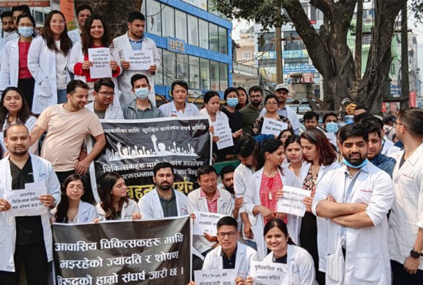 निजी मेडिकल कलेजको अडानः पीजी र इन्टर्नको थप भत्ता धान्न सकिँदैन, ‘निर्णय गरेर मात्रै पैसा आउँदैन’