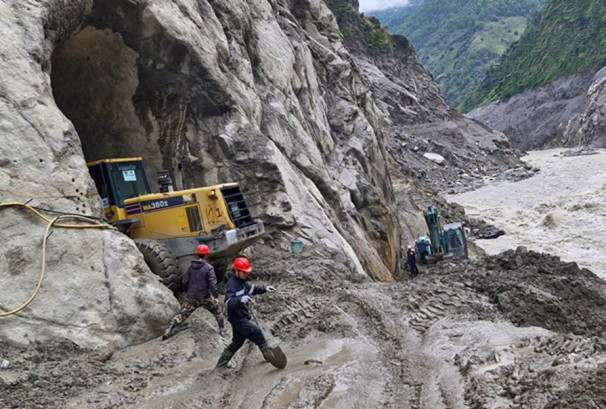 चिलिमेको सुरुङमा लेदो हटाउन पहिलोपटक लोडर प्रवेश, उद्धार कार्य तीव्र