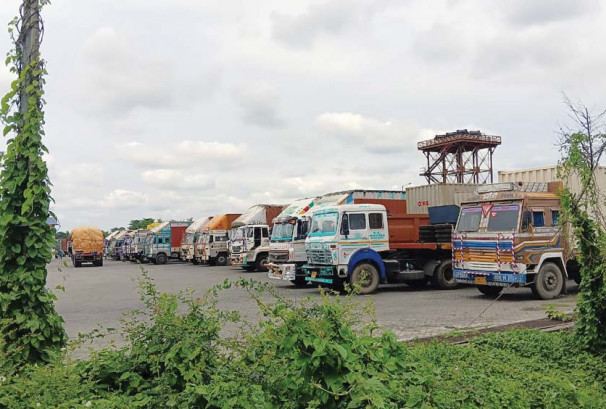 एमआरपी नियमले भन्सारमै अवरोध, सयौँ कन्टेनर रोकिए