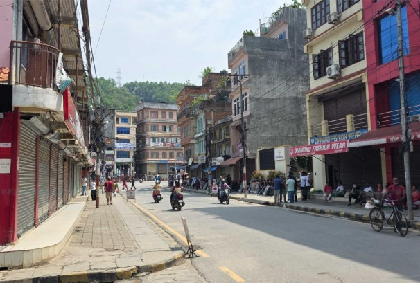 ‘नो पार्किङ’ निर्णयले दमौली बजार तनावग्रस्त, व्यवसायी सडकमा, बजार ठप्प