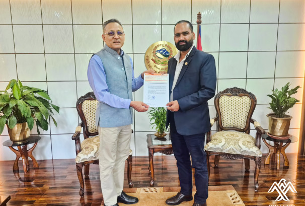 हिमालय एअरलाइन्स्का कर्मचारीहरूद्वारा प्रधानमन्त्री दैवी प्रकोप उद्धार कोषमा रु. १३ लाख सहयोग