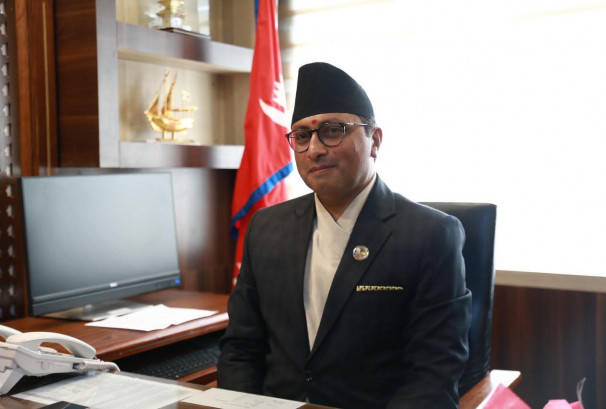 व्यवसायी आतङ्कित भइरहेको बेला अर्थमन्त्रीको कडा अडान: "उद्योगको नाममा अपराध गर्नेलाई छाडिन्न"
