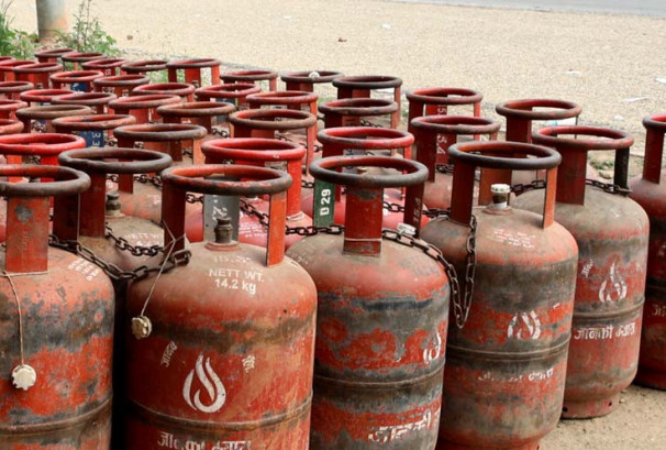अभावको मौका छोपी कालोबजारी: श्रीराम ग्यास उद्योगले ६ हजारभन्दा बढी सिलिन्डर लुकाएको फेला