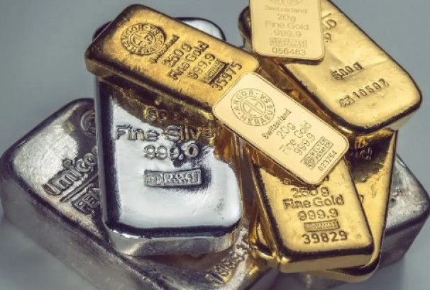 सुनको मूल्य १.६१% ले घट्दा चाँदीमा ३.११% को पहिरो