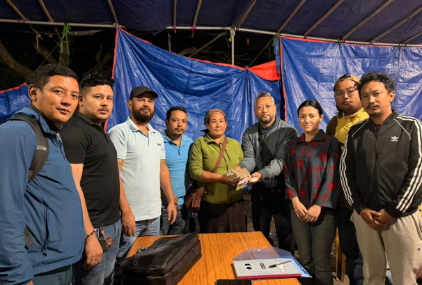 रसुवाका बाढीपीडितलाई ठमेलका रात्रीकालीन मनोरञ्जन व्यवसायीको साढे ५ लाख नगदसहित राहत
