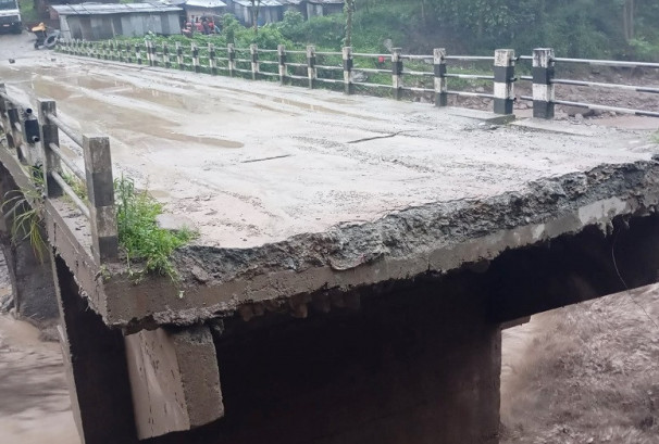 इन्द्रावती खोलाको बाढीले पुलमा क्षति, ताप्लेजुङ–पाँचथर जोड्ने सडक सम्पर्क पूर्ण अवरुद्ध