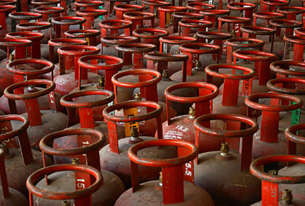 सरकारी निर्देशन ठाडै अस्वीकार, सोमबारदेखि आधा होइन पुरै ग्यास बिक्रीको घोषणा