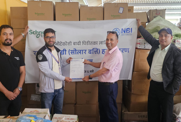 भोटेकोशी बाढीपीडितलाई १ हजार सौर्य लालटिन हस्तान्तरण