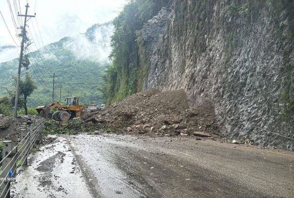 मुग्लिन–नारायणगढ सडकखण्डमा पुनः पहिरो, यातायात अवरुद्ध