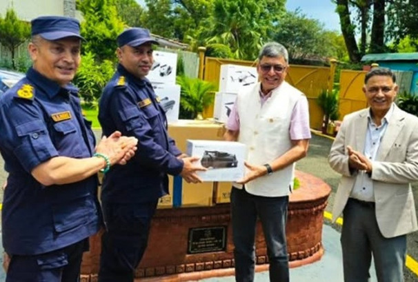 विपदमा हातेमालो गर्दै नेपाल चेम्बरः प्रहरी प्रधान कार्यालयलाई १७ वटा सर्भिलेन्स ड्रोन हस्तान्तरण