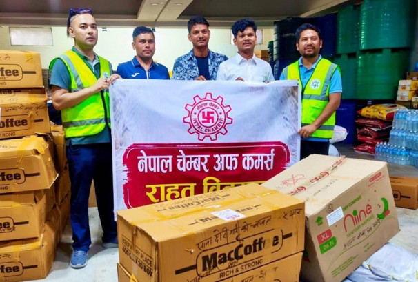 रसुवाका प्रभावित परिवारका लागि चेम्बरको राहत सामग्री सहयोग