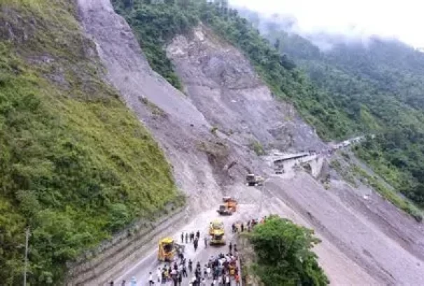 बाढीपहिरोको जोखिम बढेपछि विभिन्न राजमार्गमा राति सवारी आवागमन बन्द