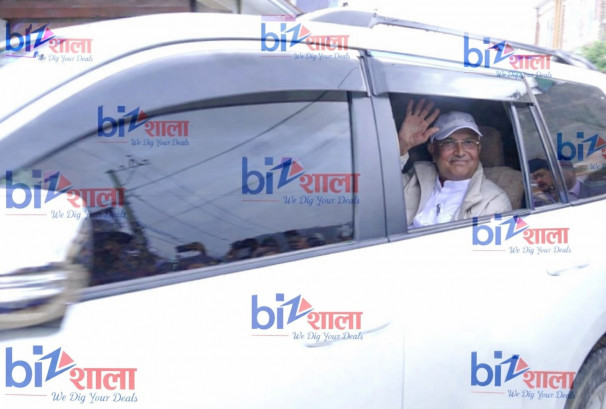 पक्राउ गरिएको ओली र लेखकलाई कहाँ राखिएको छ ?