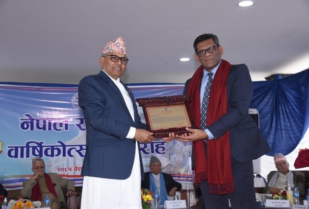 रेमिट्यान्स भित्राउन गरेको योगदानको कदर स्वरुप नेपाल एसबिआई बैंक राष्ट्र बैंकबाट सम्मानित
