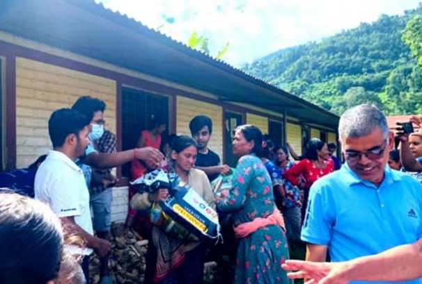 स्वावलम्बन लघुवित्तद्वारा भोटेकोशी बाढी प्रभावितलाई राहत वितरण