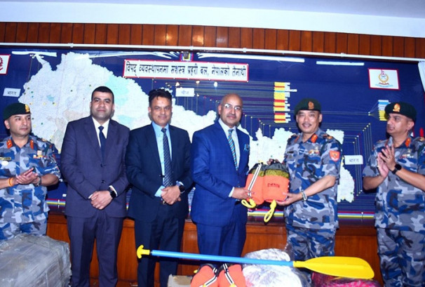 सन नेपाल लाइफद्वारा सशस्त्र प्रहरी बललाई विपद् व्यवस्थापनका लागि उद्धार सामग्रीहरू हस्तान्तरण