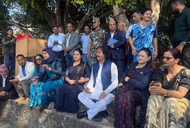 चितवनका भूमिहीनसँग मन्त्री रावलको प्रत्यक्ष संवाद, लालपुर्जा वितरण छिटो अघि बढाउने प्रतिबद्धता