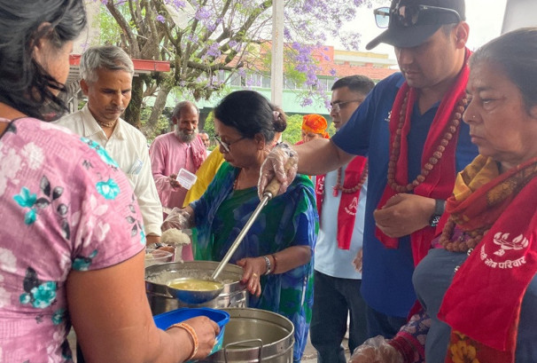 कामना सेवा विकास बैंकद्वारा शहिद गंगालाल राष्ट्रिय हृदय केन्द्रमा निःशुल्क भोजन वितरण कार्यक्रम